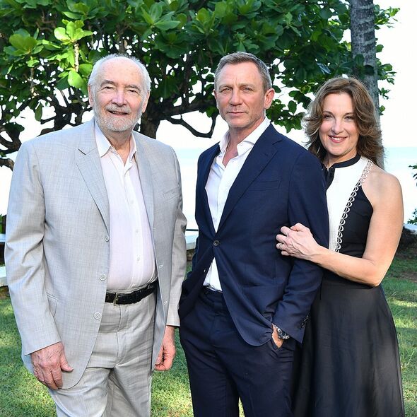 Daniel Craig avec les producteurs de Bond Barbara Broccoli et Michael Wilson