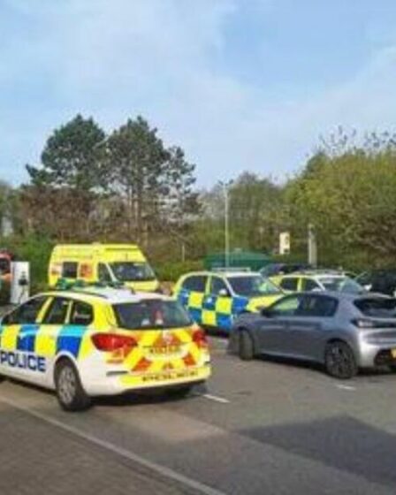 Hayle LIVE : des policiers armés encerclent le Premier Inn après un incident à l'intérieur de l'hôtel de Cornwall