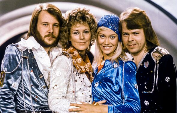 Benny, Anna-Frid, Agnetha et Bjorn d'ABBA se tiennent côte à côte, la tête se touchant