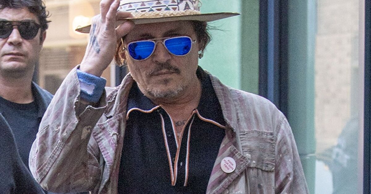 Johnny Depp se promène avec un livre de pirate, déclenchant des rumeurs sur le retour de Jack Sparrow