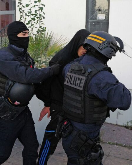 L’UE aux prises avec les tactiques du « cartel mexicain » alors qu’Emmanuel Macron dépêche la police pour traquer le baron de la drogue