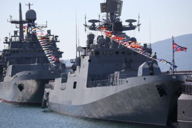 La Russie s'est arrêtée net alors que l'Ukraine détruit un autre navire de guerre prisé de Poutine