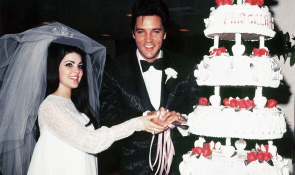 Priscilla et Elvis ont coupé le gâteau lors de leur mariage en 1967