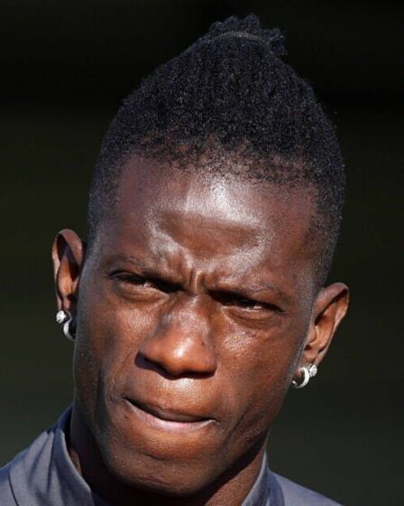 Le jumeau "suspect" du nouveau club de l'ex-star de Barcelone joue à sa place depuis février