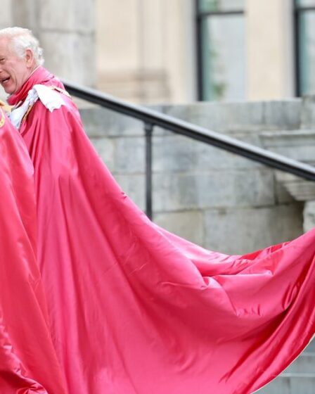 Le roi Charles et la reine Camilla arrivent à St Paul une semaine après la présence du prince Harry en solo