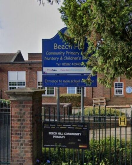 Luton « poignarde » EN DIRECT : l'école est verrouillée alors qu'une femme est grièvement blessée