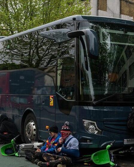 Manifestation à Londres EN DIRECT : le chaos alors que la foule bloque l'entraîneur qui emmène les demandeurs d'asile à Bibby Stockholm