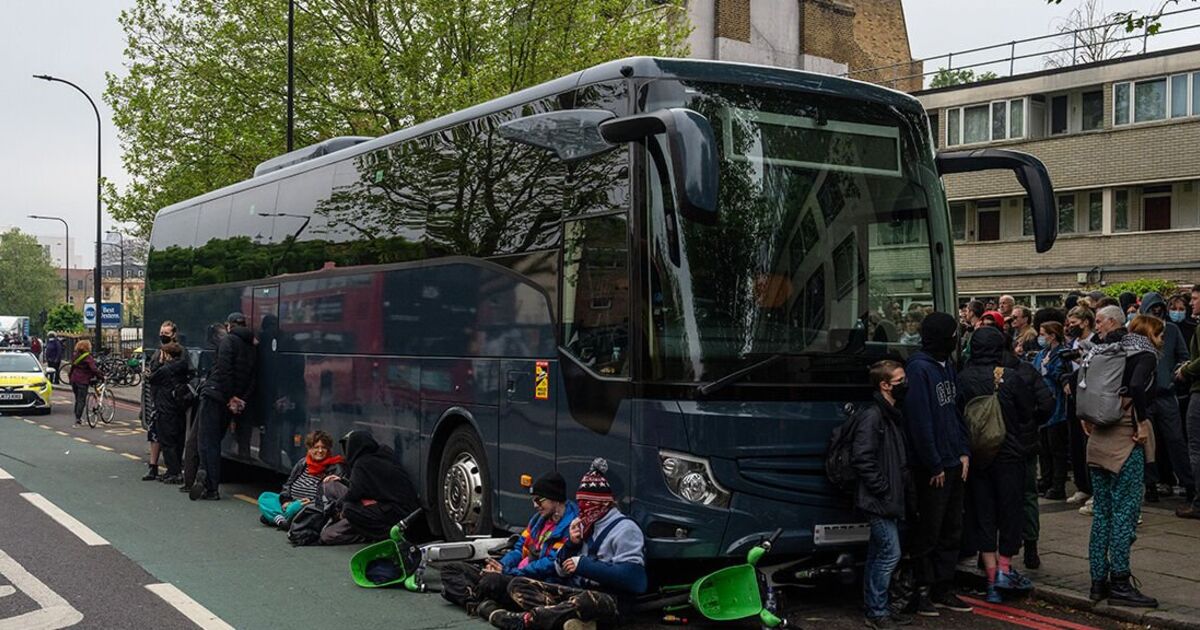 Manifestation à Londres EN DIRECT : le chaos alors que la foule bloque l'entraîneur qui emmène les demandeurs d'asile à Bibby Stockholm