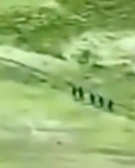 Regardez le moment embarrassant où les troupes russes ont été envoyées pour envahir à pied une ville frontalière avec l'Ukraine