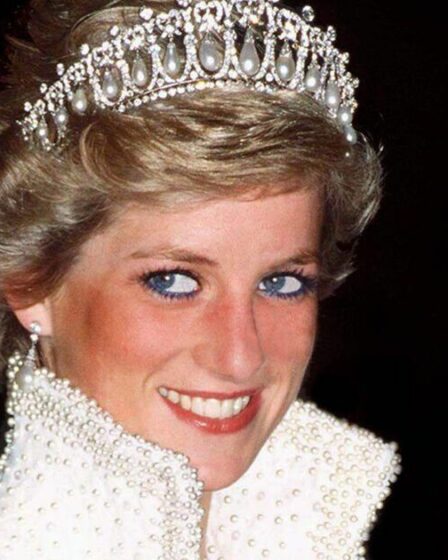 Réponse brutale en trois mots de la princesse Diana au journaliste portant une tenue jaune