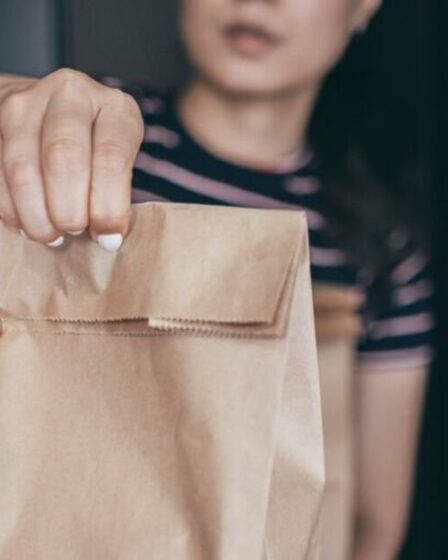 Un homme fulmine après avoir découvert le prix « criminel » d'un sandwich au poulet à l'étranger