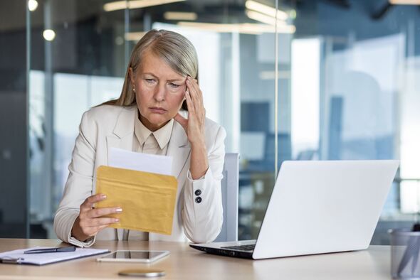 Femme d'affaires agacée au travail