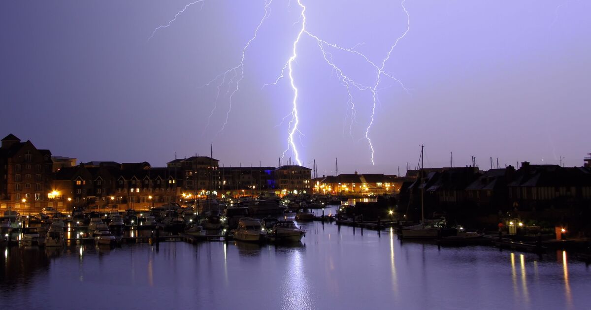 Alerte à la tempête au Royaume-Uni alors que des éclairs et des pluies torrentielles frappent le pays en quelques heures – nouvelles cartes