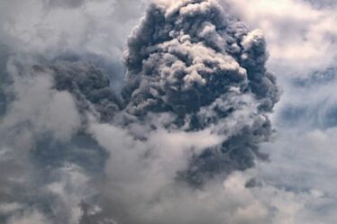 Explosion du volcan Ring of Fire alors que le mont Ibu en Indonésie crache un nuage de cendres à 16 000 pieds dans le ciel