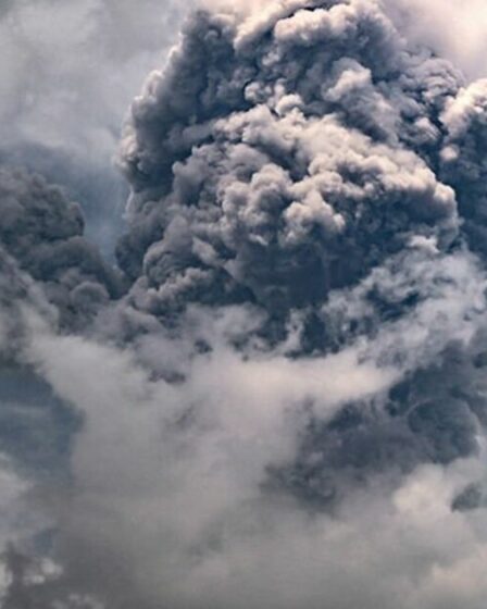 Explosion du volcan Ring of Fire alors que le mont Ibu en Indonésie crache un nuage de cendres à 16 000 pieds dans le ciel