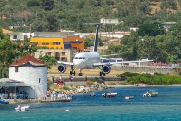 Jolie île grecque où les avions survolent chaque jour la tête des baigneurs