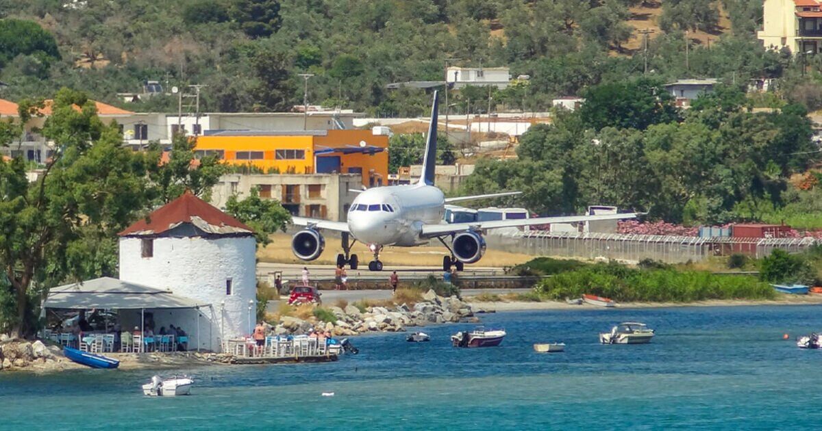 Jolie île grecque où les avions survolent chaque jour la tête des baigneurs