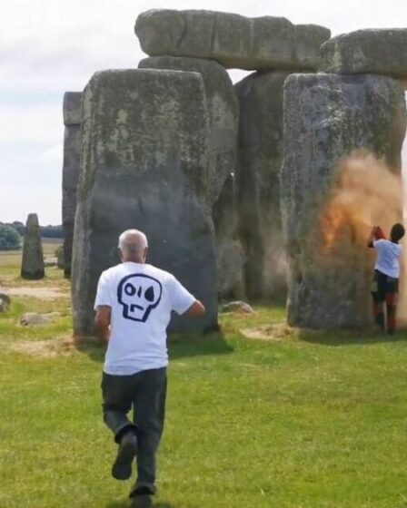 Just Stop Oil pulvérise de la peinture orange sur Stonehenge en signe de protestation scandaleuse