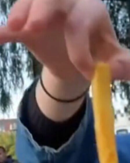 La « chips la plus longue de tous les temps » reçoit une « standing ovation » au pub Wetherspoons