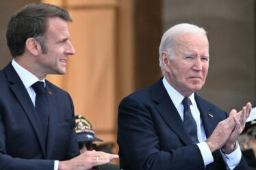 Le gâteux Joe Biden aidé par Emmanuel Macron au défilé du jour J