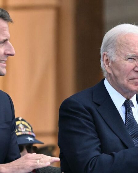 Le gâteux Joe Biden aidé par Emmanuel Macron au défilé du jour J