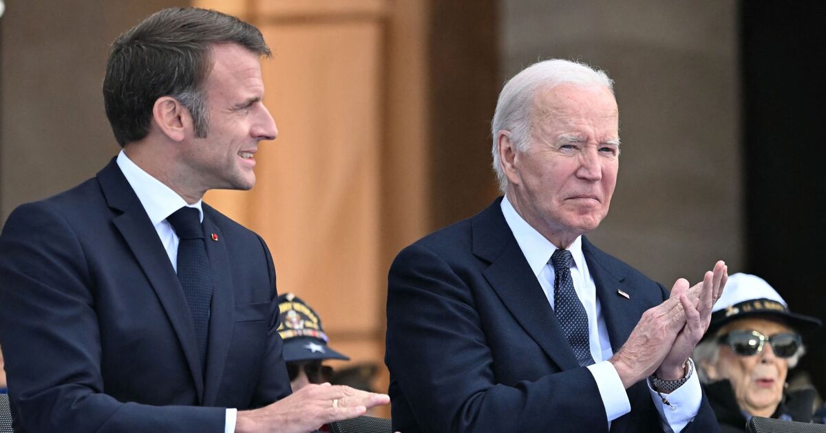 Le gâteux Joe Biden aidé par Emmanuel Macron au défilé du jour J
