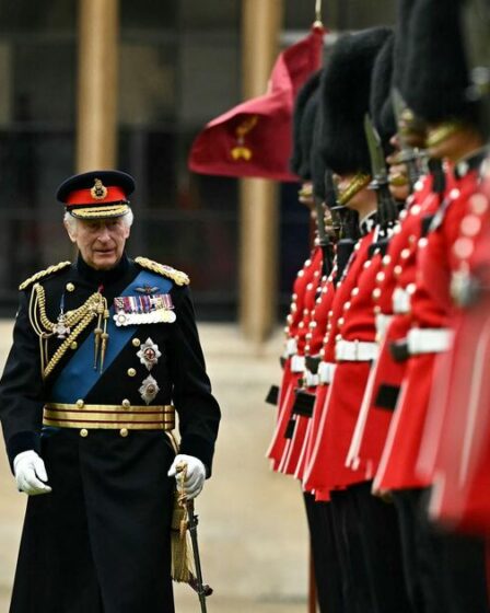 Le roi Charles présente de nouvelles couleurs au château de Windsor avant Trooping the Colour