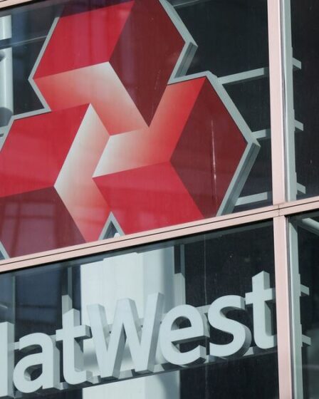 Les clients de NatWest sont confrontés à des frais bancaires de 60 £ en raison des hausses de taux annoncées aujourd'hui