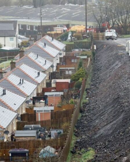 Les habitants sont toujours terrifiés par un glissement de terrain après que des voisins voyageurs venus de l'enfer ont creusé le flanc d'une colline