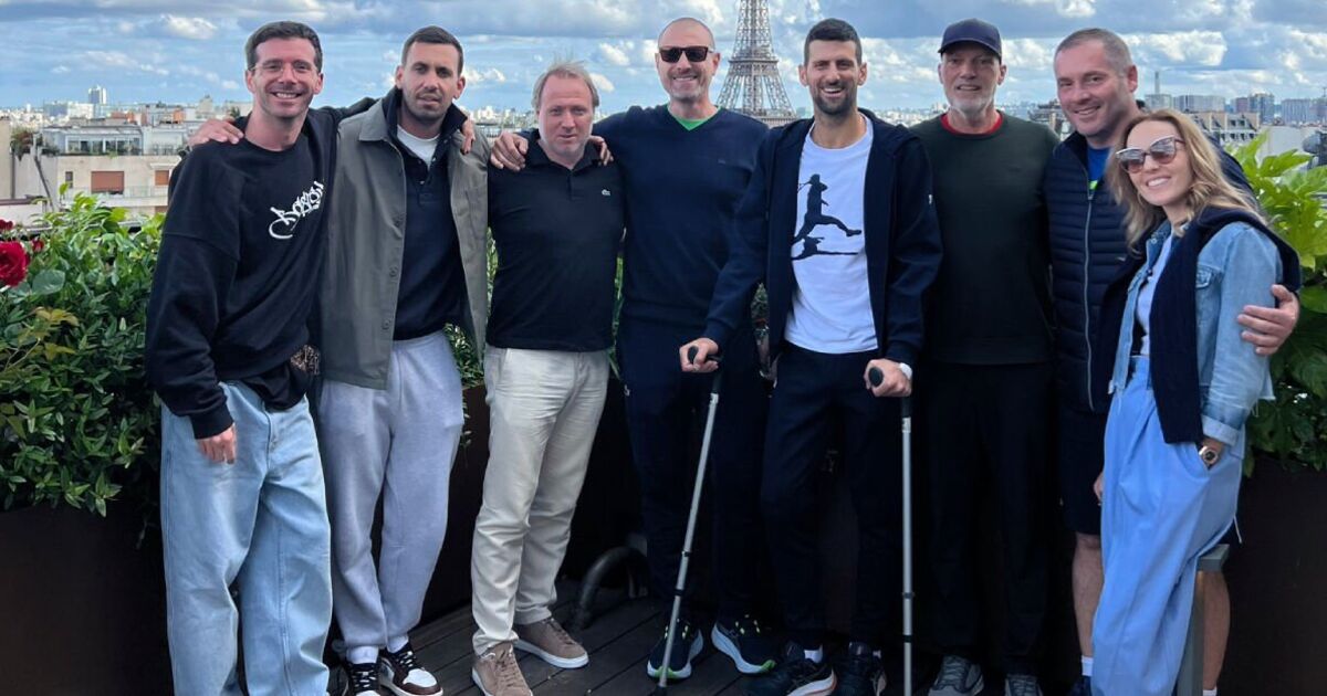 Novak Djokovic fait le point sur l'opération alors que le Serbe publie une photo avec des béquilles