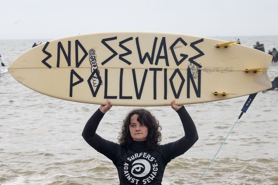 Les surfeurs contre les eaux usées mènent des manifestations nationales contre les pollueurs