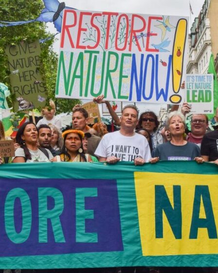 « Restaurez la nature maintenant ! »  Chris Packham mène une marche de 60 000 personnes pour l'environnement