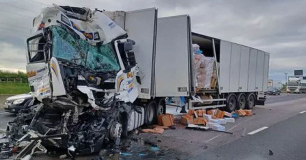 Trafic M6 EN DIRECT : Retards de trois heures après une collision de cinq camions avec des conducteurs coincés sur 15 milles