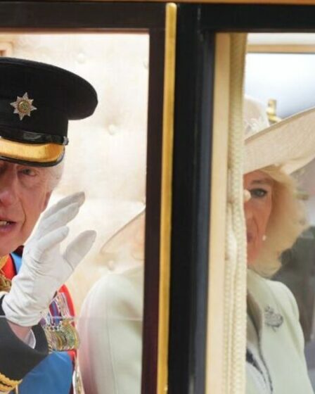 Trooping the Color LIVE : le roi Charles rayonne alors qu'il salue la foule malgré un revers majeur