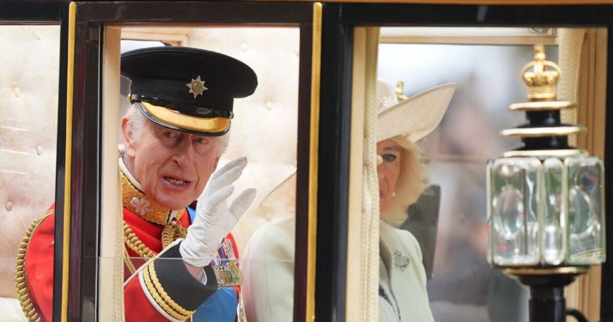 Trooping the Color LIVE : le roi Charles rayonne alors qu'il salue la foule malgré un revers majeur