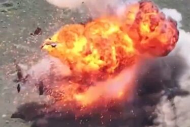 Un char russe détruit par une énorme boule de feu lors d'une frappe de drone de précision en Ukraine