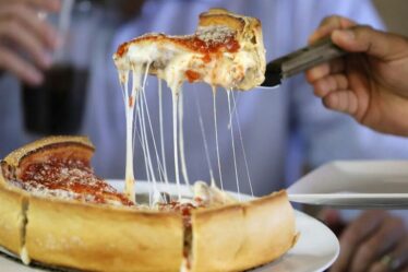 Un fin gourmet achète une pizza à Chicago et reste abasourdi par le prix