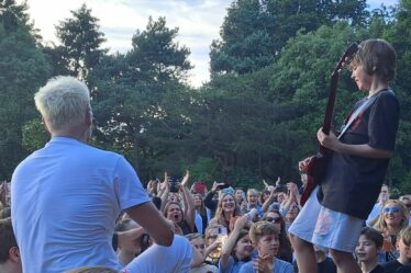 Un guitariste de 10 ans épate le public du festival avec un classique des Guns 'n' Roses