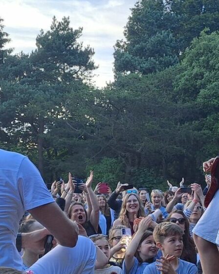 Un guitariste de 10 ans épate le public du festival avec un classique des Guns 'n' Roses
