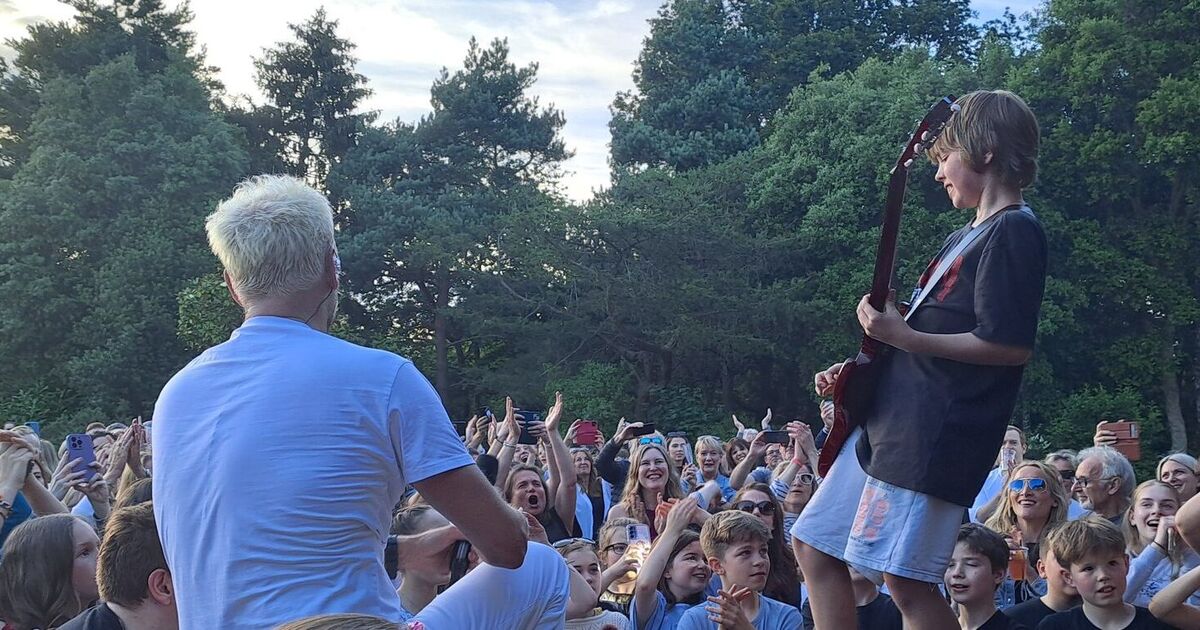 Un guitariste de 10 ans épate le public du festival avec un classique des Guns 'n' Roses