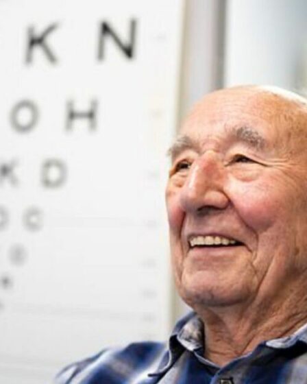 Un homme de 91 ans entre dans l’histoire en étant le premier en Angleterre à recevoir une cornée artificielle