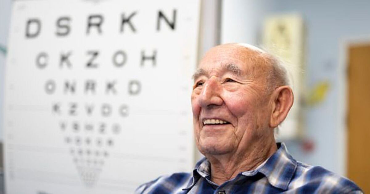 Un homme de 91 ans entre dans l’histoire en étant le premier en Angleterre à recevoir une cornée artificielle