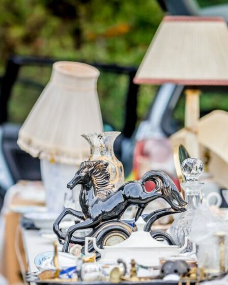 Un homme ouvre une boîte dans un vide-grenier et fait une découverte « horrible »