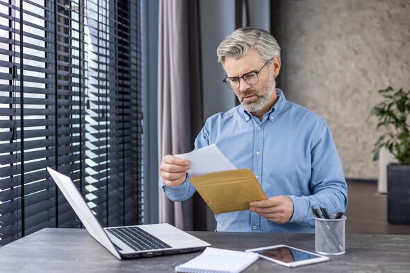 Triste homme malheureux assis sur le lieu de travail à l'intérieur du bureau