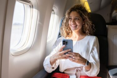 Une nouvelle tendance bizarre en matière de vols déferle sur Internet alors que les influenceurs exhortent les voyageurs à « se détendre »