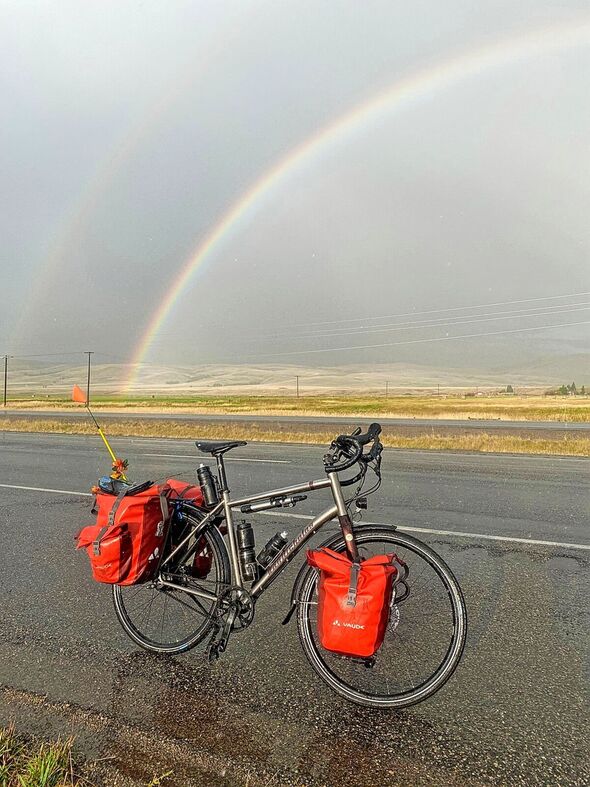 Le fidèle vélo de Simon l'a transporté sur près de 4 400 miles à travers les États-Unis 