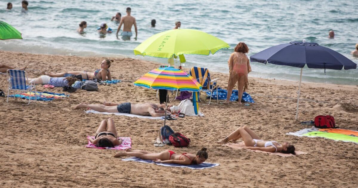 Avertissement à Benidorm : une nouvelle règle sur les plages pourrait entraîner une amende de 130 £ pour les touristes britanniques en Espagne