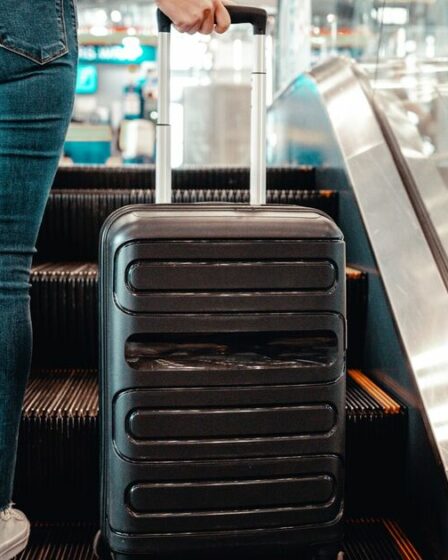 Avertissement aux voyageurs qui emportent des adaptateurs de prise dans leurs valises