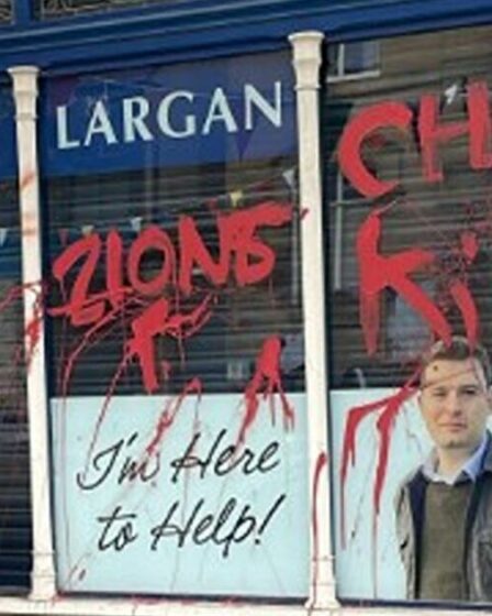 'Dégoûtant!'  Fury alors que le bureau du candidat député conservateur est aspergé de graffitis « tueur d'enfants »