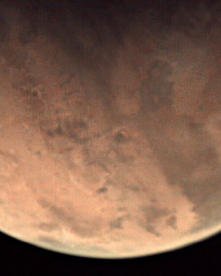 Des scientifiques déconcertés par une énorme structure martienne observée de près pour la première fois